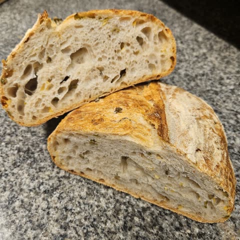 Chleb orkiszowo-żytni z dodatkiem jalapeño, oliwek i sera cheddar