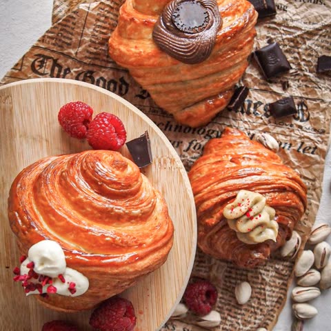 croissant z kremem z białej czekolady i malinami